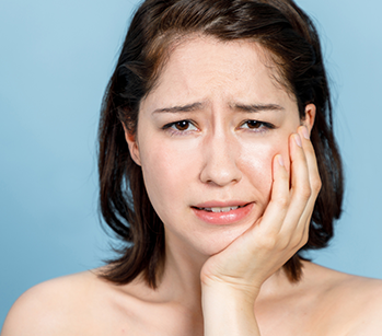 虫歯になると冷たいものがしみたり、痛くなるのはなぜ？